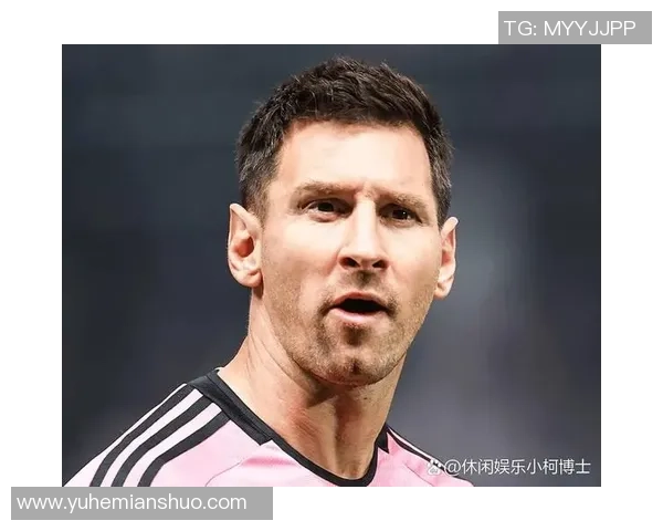 金发足球球星强壮闪耀绿茵赛场展现无与伦比的力量与魅力